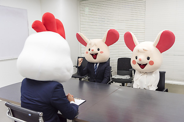 포토 JPG 여자 남자 실내 앉기 정장 상반신 20대 성인 앞모습 뒷모습 세명 30대 파이팅 주먹 한국인 닭띠 닭 비즈니스맨 비즈니스우먼 쥐띠 쥐 동료 회의실 면접 닭캐릭터 쥐캐릭터 동물탈 면접관 흰쥐 성인만 2020년 경자년 국내포토 옷 뷰포인트 동물캐릭터 비즈니스 관계 모션 조류 사람 동양인 청년 내부 장년 십이지신 직장인 설치류 연도 탈 파일형식