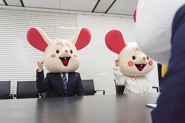 포토 JPG 여자 남자 실내 앉기 정장 상반신 20대 성인 앞모습 뒷모습 세명 30대 파이팅 주먹 한국인 닭띠 닭 비즈니스맨 비즈니스우먼 쥐띠 쥐 동료 회의실 면접 닭캐릭터 쥐캐릭터 동물탈 면접관 흰쥐 성인만 2020년 경자년 국내포토 옷 뷰포인트 동물캐릭터 비즈니스 관계 모션 조류 사람 동양인 청년 내부 장년 십이지신 직장인 설치류 연도 탈 파일형식