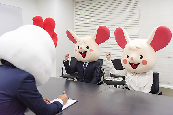 포토 JPG 여자 남자 실내 앉기 정장 상반신 20대 성인 앞모습 뒷모습 세명 30대 파이팅 주먹 한국인 닭띠 닭 비즈니스맨 비즈니스우먼 쥐띠 쥐 동료 회의실 면접 닭캐릭터 쥐캐릭터 동물탈 면접관 흰쥐 성인만 2020년 경자년 국내포토 옷 뷰포인트 동물캐릭터 비즈니스 관계 모션 조류 사람 동양인 청년 내부 장년 십이지신 직장인 설치류 연도 탈 파일형식