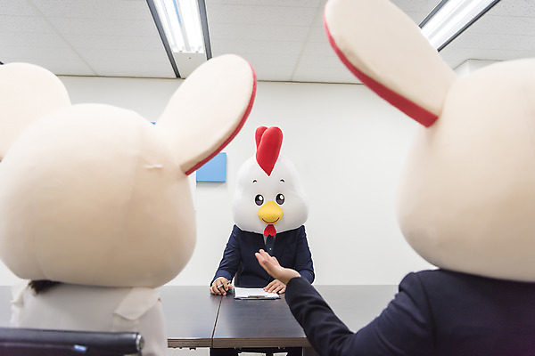 포토 JPG 여자 남자 실내 앉기 정장 상반신 20대 성인 앞모습 뒷모습 세명 30대 한국인 닭띠 닭 비즈니스맨 비즈니스우먼 쥐띠 쥐 동료 회의실 면접 닭캐릭터 쥐캐릭터 동물탈 면접관 흰쥐 성인만 2020년 경자년 국내포토 옷 뷰포인트 동물캐릭터 비즈니스 관계 모션 조류 사람 동양인 청년 내부 장년 십이지신 직장인 설치류 연도 탈 파일형식