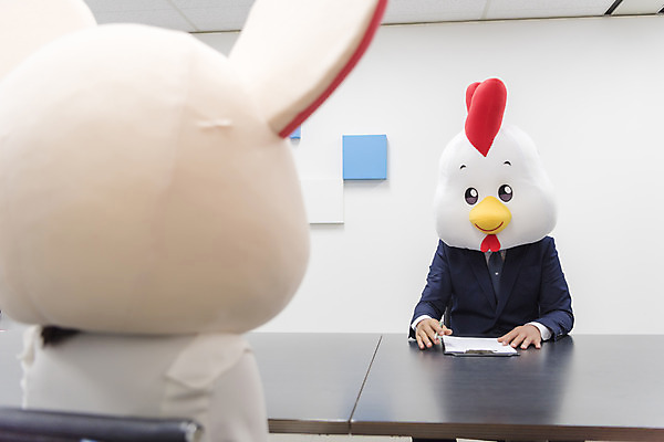 포토 JPG 여자 남자 실내 앉기 정장 상반신 20대 성인 두명 앞모습 뒷모습 30대 한국인 닭띠 닭 비즈니스맨 비즈니스우먼 쥐띠 쥐 동료 회의실 면접 문서 닭캐릭터 쥐캐릭터 동물탈 면접관 흰쥐 성인만 2020년 경자년 국내포토 옷 뷰포인트 동물캐릭터 비즈니스 관계 모션 조류 사람 동양인 청년 내부 장년 십이지신 직장인 설치류 연도 탈 파일형식