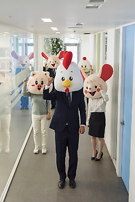 포토 JPG 전신 여자 남자 40대 중년 회사 실내 서기 정장 여러명 20대 성인 앞모습 30대 사무실 파이팅 주먹 한국인 닭띠 닭 돼지띠 돼지 비즈니스맨 비즈니스우먼 복도 쥐띠 쥐 상사 동료 리더 닭캐릭터 쥐캐릭터 돼지캐릭터 동물탈 흰쥐 2020년 경자년 팀장 국내포토 옷 뷰포인트 동물캐릭터 다수 비즈니스 포유류 관계 모션 조류 사람 동양인 청년 내부 장년 십이지신 직장인 설치류 연도 탈 파일형식