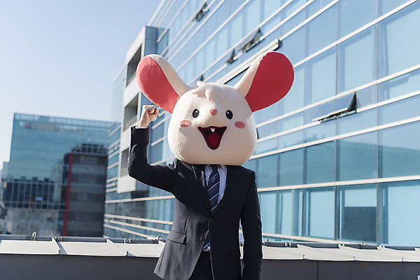 포토 JPG 주간 남자 응원 한명 서기 정장 상반신 성인 야외 앞모습 30대 파이팅 주먹 한국인 비즈니스맨 쥐띠 쥐 옥상 신입사원 쥐캐릭터 동물탈 패기 흰쥐 성인남자한명만 2020년 경자년 국내포토 자연요소 1 옷 뷰포인트 동물캐릭터 컨셉 비즈니스 모션 사람 동양인 장년 십이지신 직장인 자신감 설치류 연도 탈 남자한명만 성인남자만 파일형식