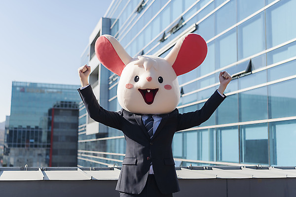 포토 JPG 주간 남자 응원 한명 서기 정장 상반신 성인 야외 앞모습 30대 파이팅 주먹 한국인 비즈니스맨 쥐띠 쥐 옥상 신입사원 쥐캐릭터 동물탈 패기 흰쥐 성인남자한명만 2020년 경자년 국내포토 자연요소 1 옷 뷰포인트 동물캐릭터 컨셉 비즈니스 모션 사람 동양인 장년 십이지신 직장인 자신감 설치류 연도 탈 남자한명만 성인남자만 파일형식