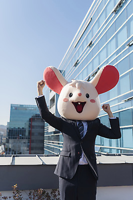 포토 JPG 주간 남자 응원 한명 서기 정장 상반신 성인 야외 앞모습 30대 파이팅 주먹 한국인 비즈니스맨 쥐띠 쥐 옥상 신입사원 쥐캐릭터 동물탈 패기 흰쥐 성인남자한명만 2020년 경자년 국내포토 자연요소 1 옷 뷰포인트 동물캐릭터 컨셉 비즈니스 모션 사람 동양인 장년 십이지신 직장인 자신감 설치류 연도 탈 남자한명만 성인남자만 파일형식