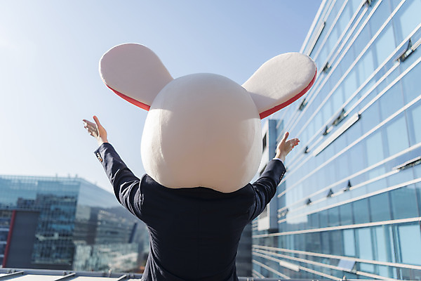 포토 JPG 주간 남자 한명 서기 정장 상반신 성인 야외 뒷모습 30대 한국인 비즈니스맨 쥐띠 쥐 옥상 신입사원 쥐캐릭터 손뻗기 동물탈 패기 흰쥐 성인남자한명만 2020년 경자년 국내포토 자연요소 1 옷 뷰포인트 동물캐릭터 컨셉 비즈니스 모션 사람 동양인 장년 십이지신 직장인 자신감 설치류 연도 탈 남자한명만 성인남자만 파일형식