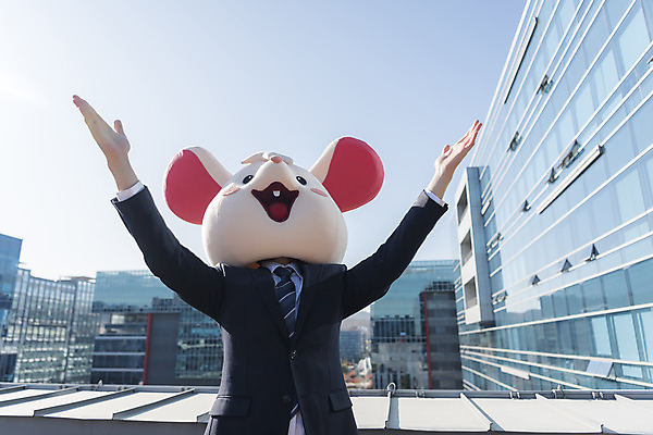 포토 JPG 주간 남자 로우앵글 한명 서기 정장 상반신 성인 야외 앞모습 30대 손들기 한국인 비즈니스맨 쥐띠 쥐 옥상 신입사원 쥐캐릭터 동물탈 패기 흰쥐 성인남자한명만 2020년 경자년 국내포토 자연요소 1 옷 뷰포인트 동물캐릭터 컨셉 비즈니스 모션 사람 동양인 장년 십이지신 직장인 자신감 설치류 연도 탈 남자한명만 성인남자만 파일형식