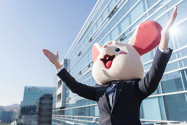 포토 JPG 주간 남자 로우앵글 한명 서기 정장 상반신 성인 야외 옆모습 30대 손들기 한국인 비즈니스맨 쥐띠 쥐 옥상 신입사원 쥐캐릭터 동물탈 패기 흰쥐 성인남자한명만 2020년 경자년 국내포토 자연요소 1 옷 뷰포인트 동물캐릭터 컨셉 비즈니스 모션 사람 동양인 장년 십이지신 직장인 자신감 설치류 연도 탈 남자한명만 성인남자만 파일형식