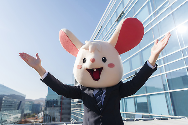 포토 JPG 주간 남자 한명 서기 정장 상반신 성인 야외 앞모습 30대 손들기 한국인 비즈니스맨 쥐띠 쥐 옥상 신입사원 쥐캐릭터 동물탈 패기 흰쥐 성인남자한명만 2020년 경자년 국내포토 자연요소 1 옷 뷰포인트 동물캐릭터 컨셉 비즈니스 모션 사람 동양인 장년 십이지신 직장인 자신감 설치류 연도 탈 남자한명만 성인남자만 파일형식