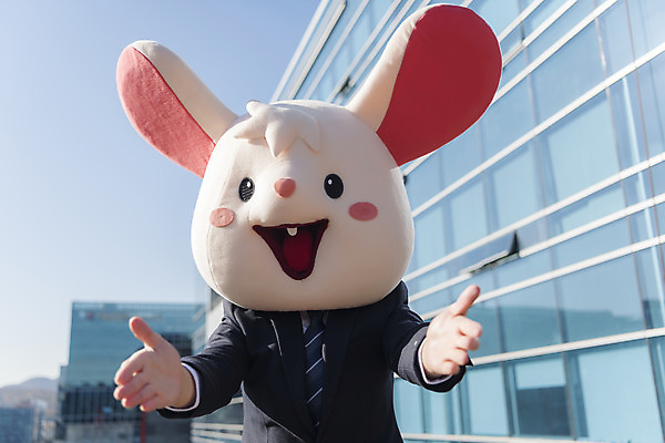 포토 JPG 주간 남자 한명 서기 정장 상반신 성인 야외 앞모습 30대 한국인 비즈니스맨 쥐띠 쥐 옥상 신입사원 쥐캐릭터 손뻗기 동물탈 패기 흰쥐 성인남자한명만 2020년 경자년 국내포토 자연요소 1 옷 뷰포인트 동물캐릭터 컨셉 비즈니스 모션 사람 동양인 장년 십이지신 직장인 자신감 설치류 연도 탈 남자한명만 성인남자만 파일형식