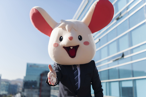 포토 JPG 주간 남자 악수 한명 서기 정장 상반신 성인 야외 앞모습 30대 한국인 비즈니스맨 쥐띠 쥐 옥상 손내밀기 신입사원 쥐캐릭터 동물탈 패기 흰쥐 성인남자한명만 2020년 경자년 국내포토 자연요소 1 옷 뷰포인트 동물캐릭터 컨셉 비즈니스 모션 사람 동양인 손짓 장년 십이지신 직장인 자신감 설치류 연도 탈 남자한명만 성인남자만 파일형식