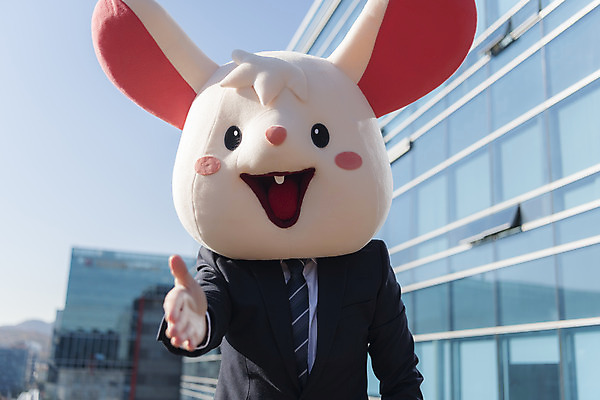 포토 JPG 주간 남자 악수 한명 서기 정장 상반신 성인 야외 앞모습 30대 한국인 비즈니스맨 쥐띠 쥐 옥상 손내밀기 신입사원 쥐캐릭터 동물탈 패기 흰쥐 성인남자한명만 2020년 경자년 국내포토 자연요소 1 옷 뷰포인트 동물캐릭터 컨셉 비즈니스 모션 사람 동양인 손짓 장년 십이지신 직장인 자신감 설치류 연도 탈 남자한명만 성인남자만 파일형식