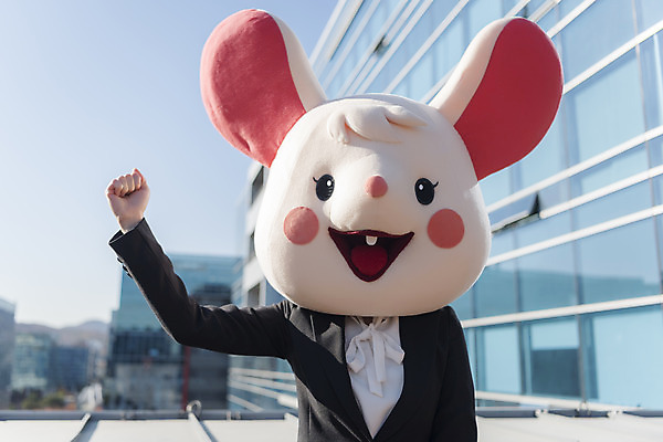 포토 JPG 주간 여자 응원 한명 정장 상반신 20대 성인 야외 앞모습 파이팅 주먹 한국인 비즈니스우먼 쥐띠 쥐 옥상 신입사원 쥐캐릭터 동물탈 흰쥐 성인여자한명만 2020년 경자년 국내포토 자연요소 1 옷 뷰포인트 동물캐릭터 비즈니스 모션 사람 동양인 청년 십이지신 직장인 설치류 연도 탈 여자한명만 성인여자만 파일형식