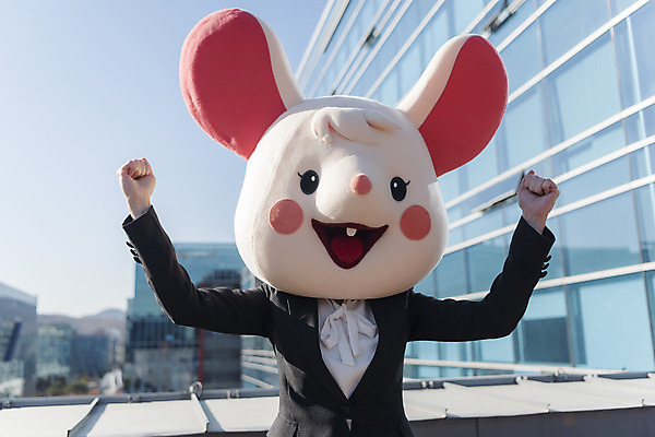 포토 JPG 주간 여자 응원 한명 정장 상반신 20대 성인 야외 앞모습 파이팅 주먹 한국인 비즈니스우먼 쥐띠 쥐 옥상 신입사원 쥐캐릭터 동물탈 흰쥐 성인여자한명만 2020년 경자년 국내포토 자연요소 1 옷 뷰포인트 동물캐릭터 비즈니스 모션 사람 동양인 청년 십이지신 직장인 설치류 연도 탈 여자한명만 성인여자만 파일형식