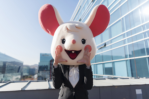 포토 JPG 주간 여자 한명 정장 손짓 상반신 20대 성인 야외 앞모습 외침 한국인 비즈니스우먼 쥐띠 쥐 옥상 신입사원 쥐캐릭터 동물탈 흰쥐 성인여자한명만 2020년 경자년 국내포토 자연요소 1 옷 뷰포인트 동물캐릭터 비즈니스 모션 사람 동양인 청년 소리 십이지신 직장인 설치류 연도 탈 여자한명만 성인여자만 파일형식