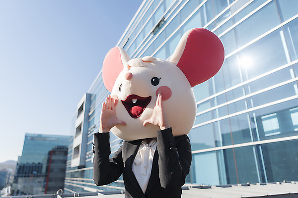 포토 JPG 주간 여자 한명 정장 손짓 상반신 20대 성인 야외 앞모습 외침 한국인 비즈니스우먼 쥐띠 쥐 옥상 신입사원 쥐캐릭터 동물탈 흰쥐 성인여자한명만 2020년 경자년 국내포토 자연요소 1 옷 뷰포인트 동물캐릭터 비즈니스 모션 사람 동양인 청년 소리 십이지신 직장인 설치류 연도 탈 여자한명만 성인여자만 파일형식