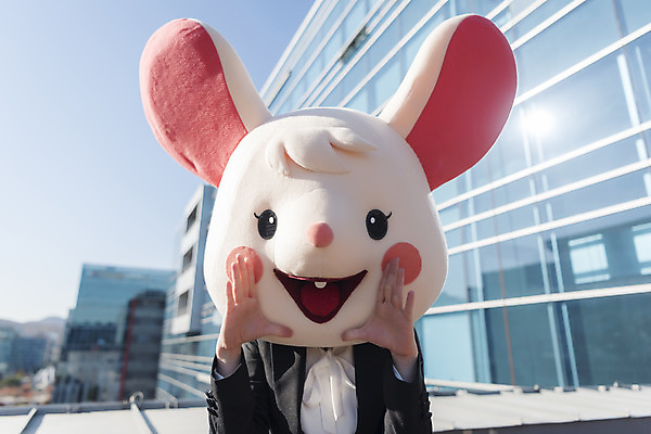 포토 JPG 주간 여자 한명 정장 손짓 상반신 20대 성인 야외 앞모습 외침 한국인 비즈니스우먼 쥐띠 쥐 옥상 신입사원 쥐캐릭터 동물탈 흰쥐 성인여자한명만 2020년 경자년 국내포토 자연요소 1 옷 뷰포인트 동물캐릭터 비즈니스 모션 사람 동양인 청년 소리 십이지신 직장인 설치류 연도 탈 여자한명만 성인여자만 파일형식