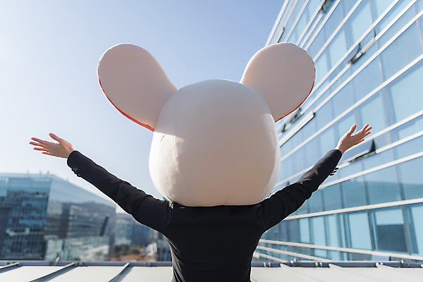 포토 JPG 주간 여자 팔벌리기 한명 서기 정장 상반신 20대 성인 야외 뒷모습 한국인 비즈니스우먼 쥐띠 쥐 옥상 신입사원 쥐캐릭터 동물탈 흰쥐 성인여자한명만 2020년 경자년 국내포토 자연요소 1 옷 뷰포인트 동물캐릭터 비즈니스 모션 사람 동양인 청년 십이지신 직장인 설치류 연도 탈 여자한명만 성인여자만 파일형식