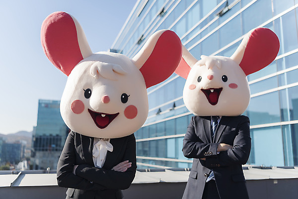 포토 JPG 주간 응시 여자 남자 서기 정장 상반신 20대 성인 야외 두명 앞모습 30대 팔짱 한국인 비즈니스맨 비즈니스우먼 쥐띠 쥐 옥상 동료 신입사원 쥐캐릭터 동물탈 패기 흰쥐 성인만 2020년 경자년 국내포토 자연요소 시선 옷 뷰포인트 동물캐릭터 컨셉 비즈니스 관계 모션 사람 동양인 청년 장년 십이지신 직장인 자신감 설치류 연도 탈 파일형식