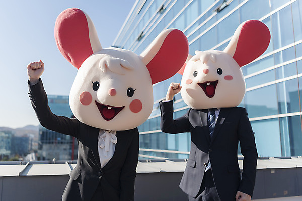 포토 JPG 주간 여자 남자 응원 서기 정장 상반신 20대 성인 야외 두명 앞모습 30대 파이팅 주먹 한국인 비즈니스맨 비즈니스우먼 쥐띠 쥐 옥상 동료 신입사원 쥐캐릭터 동물탈 흰쥐 성인만 2020년 경자년 국내포토 자연요소 옷 뷰포인트 동물캐릭터 비즈니스 관계 모션 사람 동양인 청년 장년 십이지신 직장인 설치류 연도 탈 파일형식