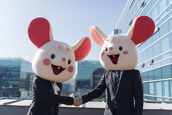 포토 JPG 주간 여자 남자 악수 서기 정장 상반신 20대 성인 야외 두명 앞모습 옆모습 30대 한국인 비즈니스맨 비즈니스우먼 쥐띠 쥐 옥상 동료 신입사원 쥐캐릭터 동물탈 흰쥐 성인만 2020년 경자년 국내포토 자연요소 옷 뷰포인트 동물캐릭터 비즈니스 관계 모션 사람 동양인 손짓 청년 장년 십이지신 직장인 설치류 연도 탈 파일형식