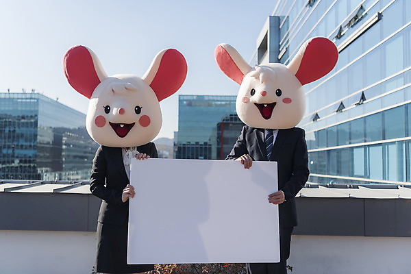 포토 JPG 주간 배너 여자 남자 사각프레임 서기 들기 정장 상반신 20대 성인 야외 두명 앞모습 30대 한국인 비즈니스맨 비즈니스우먼 쥐띠 쥐 옥상 동료 신입사원 쥐캐릭터 동물탈 흰쥐 성인만 2020년 경자년 국내포토 자연요소 옷 뷰포인트 동물캐릭터 비즈니스 관계 모션 프레임 사람 동양인 청년 장년 사각형 십이지신 직장인 설치류 연도 탈 파일형식