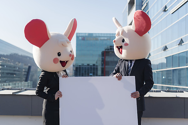 포토 JPG 주간 배너 여자 남자 사각프레임 서기 들기 정장 상반신 20대 성인 야외 두명 앞모습 30대 한국인 비즈니스맨 비즈니스우먼 쥐띠 쥐 옥상 동료 신입사원 쥐캐릭터 동물탈 흰쥐 성인만 2020년 경자년 국내포토 자연요소 옷 뷰포인트 동물캐릭터 비즈니스 관계 모션 프레임 사람 동양인 청년 장년 사각형 십이지신 직장인 설치류 연도 탈 파일형식