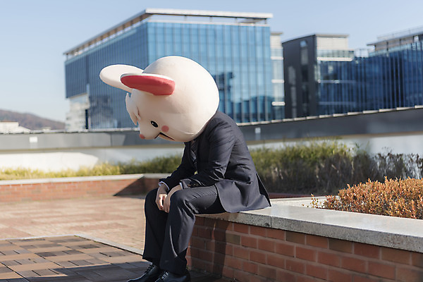 포토 JPG 주간 전신 남자 한명 앉기 정장 성인 야외 옆모습 30대 한국인 비즈니스맨 좌절 쥐띠 쥐 옥상 신입사원 쥐캐릭터 동물탈 흰쥐 성인남자한명만 2020년 경자년 국내포토 자연요소 1 옷 감정 뷰포인트 동물캐릭터 컨셉 비즈니스 모션 사람 동양인 장년 십이지신 직장인 설치류 연도 탈 남자한명만 성인남자만 파일형식