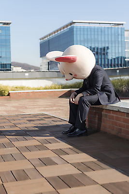 포토 JPG 주간 전신 남자 한명 앉기 정장 성인 야외 옆모습 30대 한국인 비즈니스맨 좌절 쥐띠 쥐 옥상 신입사원 쥐캐릭터 동물탈 흰쥐 성인남자한명만 2020년 경자년 국내포토 자연요소 1 옷 감정 뷰포인트 동물캐릭터 컨셉 비즈니스 모션 사람 동양인 장년 십이지신 직장인 설치류 연도 탈 남자한명만 성인남자만 파일형식