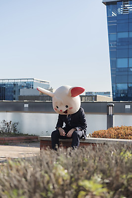 포토 JPG 주간 남자 한명 앉기 정장 상반신 성인 야외 앞모습 30대 한국인 비즈니스맨 좌절 쥐띠 쥐 옥상 신입사원 쥐캐릭터 동물탈 흰쥐 성인남자한명만 2020년 경자년 국내포토 자연요소 1 옷 감정 뷰포인트 동물캐릭터 컨셉 비즈니스 모션 사람 동양인 장년 십이지신 직장인 설치류 연도 탈 남자한명만 성인남자만 파일형식