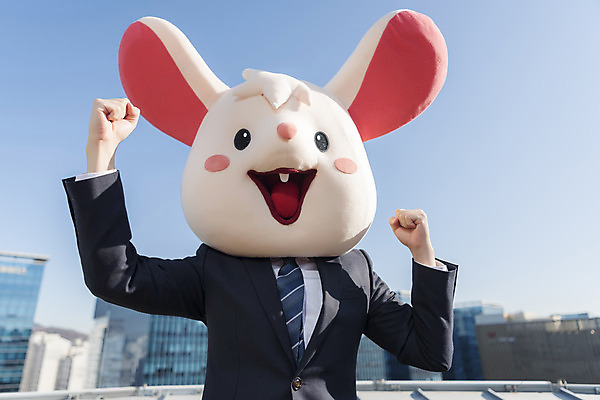 포토 JPG 주간 남자 응원 한명 서기 정장 상반신 성인 야외 앞모습 30대 파이팅 주먹 한국인 비즈니스맨 쥐띠 쥐 옥상 신입사원 쥐캐릭터 동물탈 패기 흰쥐 성인남자한명만 2020년 경자년 국내포토 자연요소 1 옷 뷰포인트 동물캐릭터 컨셉 비즈니스 모션 사람 동양인 장년 십이지신 직장인 자신감 설치류 연도 탈 남자한명만 성인남자만 파일형식