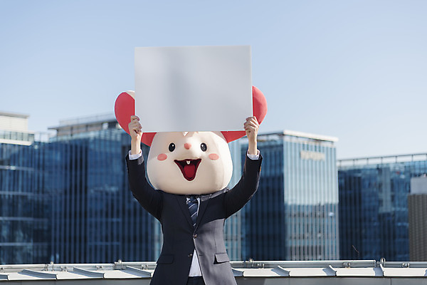 포토 JPG 주간 배너 남자 사각프레임 한명 서기 들기 정장 상반신 성인 야외 앞모습 30대 한국인 비즈니스맨 쥐띠 쥐 옥상 신입사원 쥐캐릭터 동물탈 패기 흰쥐 성인남자한명만 2020년 경자년 국내포토 자연요소 1 옷 뷰포인트 동물캐릭터 컨셉 비즈니스 모션 프레임 사람 동양인 장년 사각형 십이지신 직장인 자신감 설치류 연도 탈 남자한명만 성인남자만 파일형식