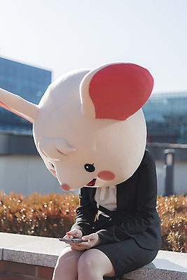 포토 JPG 주간 여자 휴식 한명 들기 앉기 정장 상반신 20대 성인 야외 앞모습 스마트폰 한국인 비즈니스우먼 쥐띠 쥐 옥상 신입사원 쥐캐릭터 동물탈 흰쥐 성인여자한명만 2020년 경자년 국내포토 자연요소 1 옷 뷰포인트 동물캐릭터 컨셉 비즈니스 모션 사람 동양인 청년 핸드폰 스마트기기 십이지신 직장인 설치류 연도 탈 여자한명만 성인여자만 파일형식