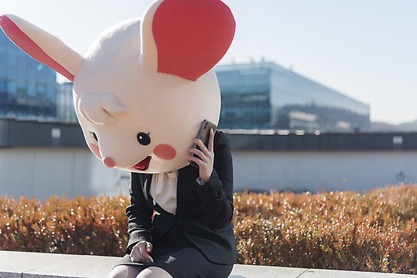 포토 JPG 주간 여자 휴식 한명 앉기 정장 상반신 20대 성인 야외 앞모습 스마트폰 한국인 비즈니스우먼 쥐띠 쥐 옥상 신입사원 쥐캐릭터 통화 동물탈 흰쥐 성인여자한명만 2020년 경자년 국내포토 자연요소 1 옷 뷰포인트 동물캐릭터 컨셉 비즈니스 모션 사람 동양인 청년 핸드폰 스마트기기 십이지신 직장인 설치류 연도 탈 여자한명만 성인여자만 파일형식