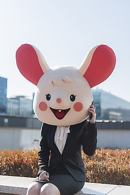 포토 JPG 주간 여자 휴식 한명 들기 앉기 정장 상반신 20대 성인 야외 앞모습 스마트폰 한국인 비즈니스우먼 쥐띠 쥐 옥상 신입사원 쥐캐릭터 통화 동물탈 흰쥐 성인여자한명만 2020년 경자년 국내포토 자연요소 1 옷 뷰포인트 동물캐릭터 컨셉 비즈니스 모션 사람 동양인 청년 핸드폰 스마트기기 십이지신 직장인 설치류 연도 탈 여자한명만 성인여자만 파일형식