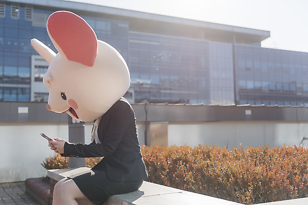 포토 JPG 주간 여자 휴식 한명 앉기 정장 상반신 20대 성인 야외 옆모습 스마트폰 한국인 비즈니스우먼 쥐띠 쥐 옥상 신입사원 쥐캐릭터 동물탈 흰쥐 성인여자한명만 2020년 경자년 국내포토 자연요소 1 옷 뷰포인트 동물캐릭터 컨셉 비즈니스 모션 사람 동양인 청년 핸드폰 스마트기기 십이지신 직장인 설치류 연도 탈 여자한명만 성인여자만 파일형식