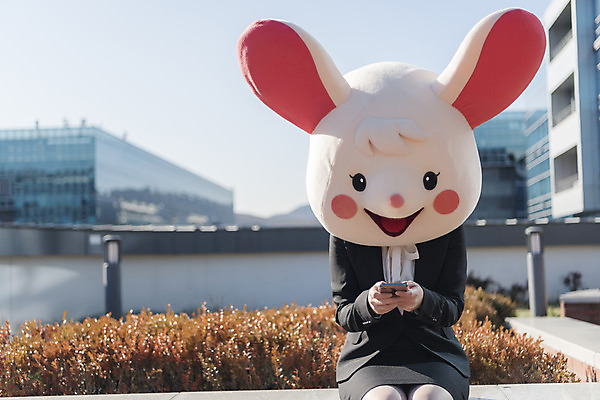 포토 JPG 주간 여자 휴식 한명 앉기 정장 상반신 20대 성인 야외 앞모습 스마트폰 한국인 비즈니스우먼 쥐띠 쥐 옥상 신입사원 쥐캐릭터 동물탈 흰쥐 성인여자한명만 2020년 경자년 국내포토 자연요소 1 옷 뷰포인트 동물캐릭터 컨셉 비즈니스 모션 사람 동양인 청년 핸드폰 스마트기기 십이지신 직장인 설치류 연도 탈 여자한명만 성인여자만 파일형식