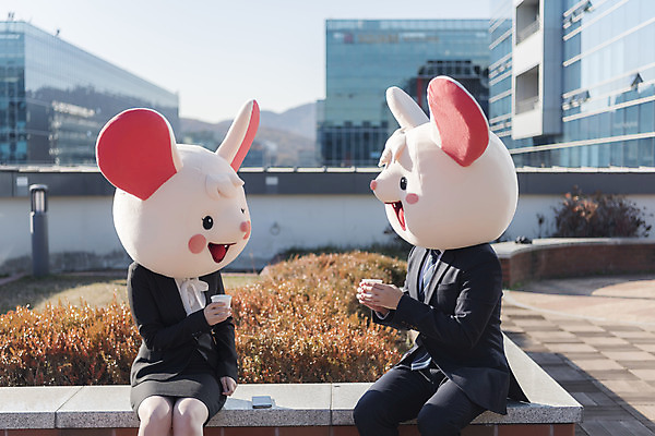포토 JPG 주간 여자 남자 여유 커피 휴식 들기 앉기 정장 상반신 20대 성인 야외 두명 옆모습 30대 한국인 비즈니스맨 비즈니스우먼 쥐띠 쥐 옥상 동료 신입사원 쥐캐릭터 동물탈 흰쥐 성인만 2020년 경자년 국내포토 자연요소 옷 감정 음료 뷰포인트 동물캐릭터 컨셉 비즈니스 관계 모션 사람 동양인 청년 장년 십이지신 직장인 설치류 연도 탈 파일형식