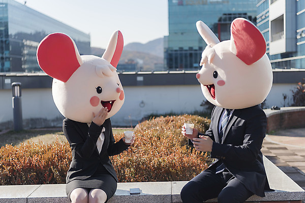 포토 JPG 주간 여자 남자 여유 커피 휴식 대화 들기 앉기 정장 상반신 20대 성인 야외 두명 옆모습 30대 한국인 비즈니스맨 비즈니스우먼 쥐띠 쥐 옥상 동료 신입사원 쥐캐릭터 동물탈 흰쥐 성인만 2020년 경자년 국내포토 자연요소 옷 감정 음료 뷰포인트 동물캐릭터 컨셉 비즈니스 관계 모션 말하기 사람 동양인 청년 장년 십이지신 직장인 설치류 연도 탈 파일형식