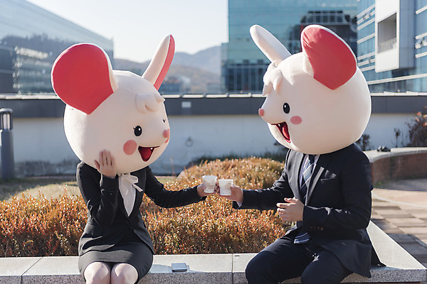 포토 JPG 주간 여자 남자 여유 커피 휴식 대화 들기 앉기 정장 상반신 20대 성인 야외 두명 옆모습 30대 한국인 비즈니스맨 비즈니스우먼 쥐띠 쥐 옥상 동료 신입사원 쥐캐릭터 동물탈 흰쥐 성인만 2020년 경자년 국내포토 자연요소 옷 감정 음료 뷰포인트 동물캐릭터 컨셉 비즈니스 관계 모션 말하기 사람 동양인 청년 장년 십이지신 직장인 설치류 연도 탈 파일형식