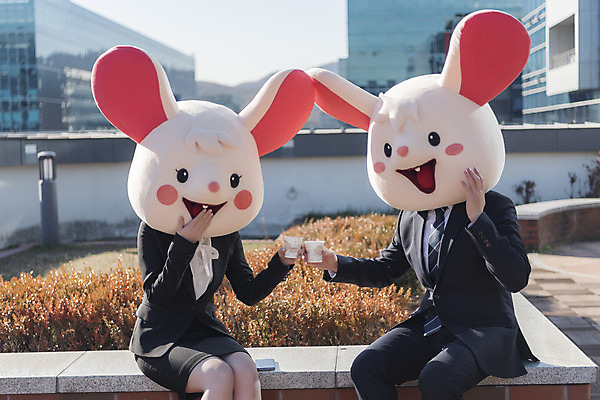 포토 JPG 주간 여자 남자 여유 커피 휴식 들기 앉기 정장 상반신 20대 성인 야외 두명 앞모습 30대 한국인 마시기 비즈니스맨 비즈니스우먼 쥐띠 쥐 옥상 동료 신입사원 쥐캐릭터 동물탈 흰쥐 성인만 2020년 경자년 국내포토 자연요소 옷 감정 음료 뷰포인트 동물캐릭터 컨셉 비즈니스 관계 모션 사람 동양인 청년 장년 십이지신 직장인 설치류 연도 탈 파일형식