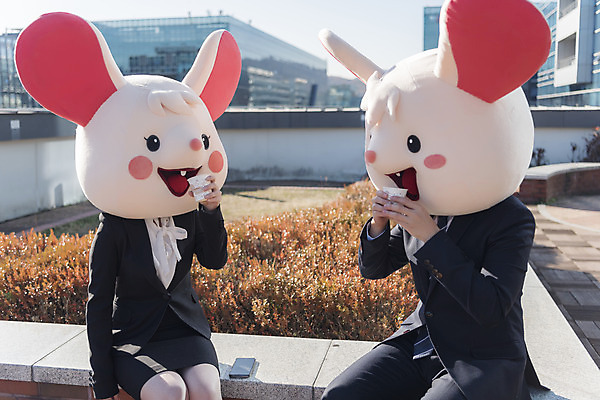 포토 JPG 주간 여자 남자 여유 커피 휴식 들기 앉기 정장 상반신 20대 성인 야외 두명 옆모습 30대 한국인 마시기 비즈니스맨 비즈니스우먼 쥐띠 쥐 옥상 동료 신입사원 쥐캐릭터 동물탈 흰쥐 성인만 2020년 경자년 국내포토 자연요소 옷 감정 음료 뷰포인트 동물캐릭터 컨셉 비즈니스 관계 모션 사람 동양인 청년 장년 십이지신 직장인 설치류 연도 탈 파일형식