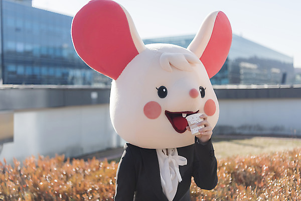 포토 JPG 주간 여자 커피 한명 앉기 정장 상반신 20대 성인 야외 앞모습 한국인 마시기 비즈니스우먼 쥐띠 쥐 옥상 신입사원 쥐캐릭터 동물탈 흰쥐 성인여자한명만 2020년 경자년 국내포토 자연요소 1 옷 음료 뷰포인트 동물캐릭터 비즈니스 모션 사람 동양인 청년 십이지신 직장인 설치류 연도 탈 여자한명만 성인여자만 파일형식