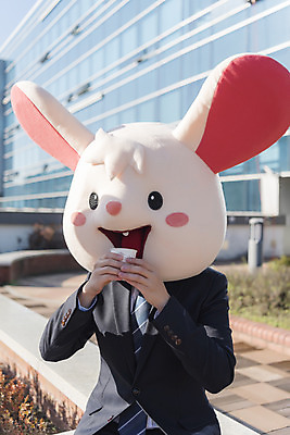 포토 JPG 주간 남자 커피 티타임 휴식 한명 들기 앉기 정장 상반신 성인 야외 앞모습 30대 한국인 비즈니스맨 쥐띠 쥐 옥상 신입사원 쥐캐릭터 동물탈 흰쥐 성인남자한명만 2020년 경자년 국내포토 자연요소 1 옷 음료 뷰포인트 동물캐릭터 컨셉 비즈니스 모션 사람 동양인 장년 십이지신 직장인 설치류 연도 탈 남자한명만 성인남자만 파일형식