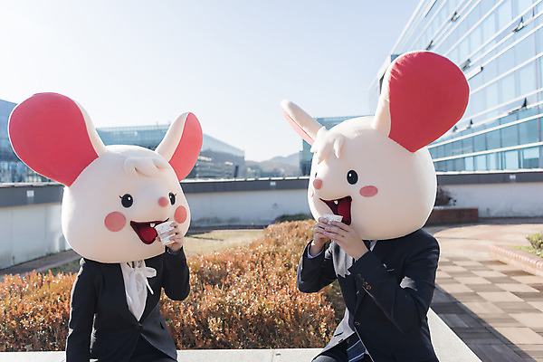 포토 JPG 주간 여자 남자 여유 커피 휴식 들기 앉기 정장 상반신 20대 성인 야외 두명 옆모습 30대 한국인 마시기 비즈니스맨 비즈니스우먼 쥐띠 쥐 옥상 동료 신입사원 쥐캐릭터 동물탈 흰쥐 성인만 2020년 경자년 국내포토 자연요소 옷 감정 음료 뷰포인트 동물캐릭터 컨셉 비즈니스 관계 모션 사람 동양인 청년 장년 십이지신 직장인 설치류 연도 탈 파일형식