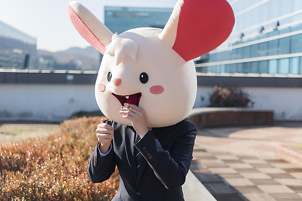 포토 JPG 주간 남자 커피 티타임 휴식 한명 들기 앉기 정장 상반신 성인 야외 앞모습 30대 한국인 비즈니스맨 쥐띠 쥐 옥상 신입사원 쥐캐릭터 동물탈 흰쥐 성인남자한명만 2020년 경자년 국내포토 자연요소 1 옷 음료 뷰포인트 동물캐릭터 컨셉 비즈니스 모션 사람 동양인 장년 십이지신 직장인 설치류 연도 탈 남자한명만 성인남자만 파일형식