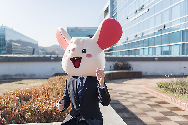 포토 JPG 주간 남자 휴식 담배 한명 앉기 정장 상반신 성인 야외 앞모습 30대 한국인 비즈니스맨 쥐띠 쥐 옥상 신입사원 쥐캐릭터 동물탈 흰쥐 성인남자한명만 2020년 경자년 국내포토 자연요소 1 옷 뷰포인트 동물캐릭터 컨셉 비즈니스 모션 사람 동양인 장년 십이지신 직장인 설치류 연도 탈 남자한명만 성인남자만 파일형식