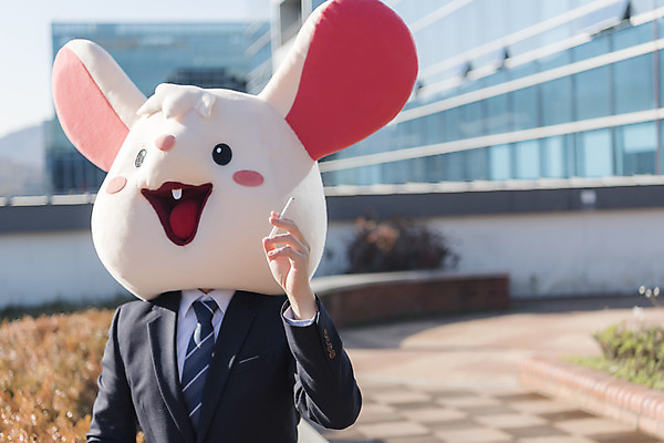 포토 JPG 주간 남자 휴식 담배 한명 앉기 정장 상반신 성인 야외 앞모습 30대 한국인 비즈니스맨 쥐띠 쥐 옥상 신입사원 쥐캐릭터 동물탈 흰쥐 성인남자한명만 2020년 경자년 국내포토 자연요소 1 옷 뷰포인트 동물캐릭터 컨셉 비즈니스 모션 사람 동양인 장년 십이지신 직장인 설치류 연도 탈 남자한명만 성인남자만 파일형식