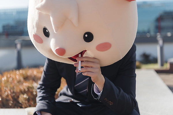 포토 JPG 주간 남자 휴식 담배 한명 앉기 정장 상반신 성인 야외 앞모습 30대 한국인 비즈니스맨 쥐띠 쥐 옥상 신입사원 쥐캐릭터 동물탈 흰쥐 성인남자한명만 2020년 경자년 국내포토 자연요소 1 옷 뷰포인트 동물캐릭터 컨셉 비즈니스 모션 사람 동양인 장년 십이지신 직장인 설치류 연도 탈 남자한명만 성인남자만 파일형식