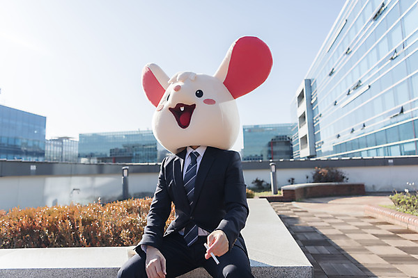 포토 JPG 주간 남자 로우앵글 휴식 담배 한명 앉기 정장 상반신 성인 야외 앞모습 30대 한국인 비즈니스맨 쥐띠 쥐 옥상 신입사원 쥐캐릭터 동물탈 흰쥐 성인남자한명만 2020년 경자년 국내포토 자연요소 1 옷 뷰포인트 동물캐릭터 컨셉 비즈니스 모션 사람 동양인 장년 십이지신 직장인 설치류 연도 탈 남자한명만 성인남자만 파일형식